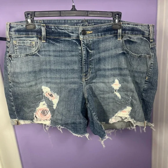 Lane Bryant Jean Shorts w/ Pink Rose NWOT festival cutoffs beach vacation - Picture 1 of 3